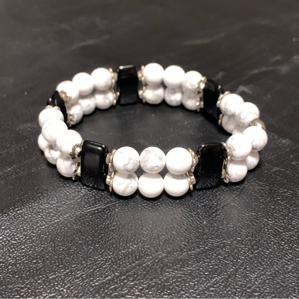 6.25 inch White Howlite and Black Onyx stretch bracelet